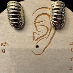 Vintage Avon Gold Tone Ribbed Clip On Earrings - EUC